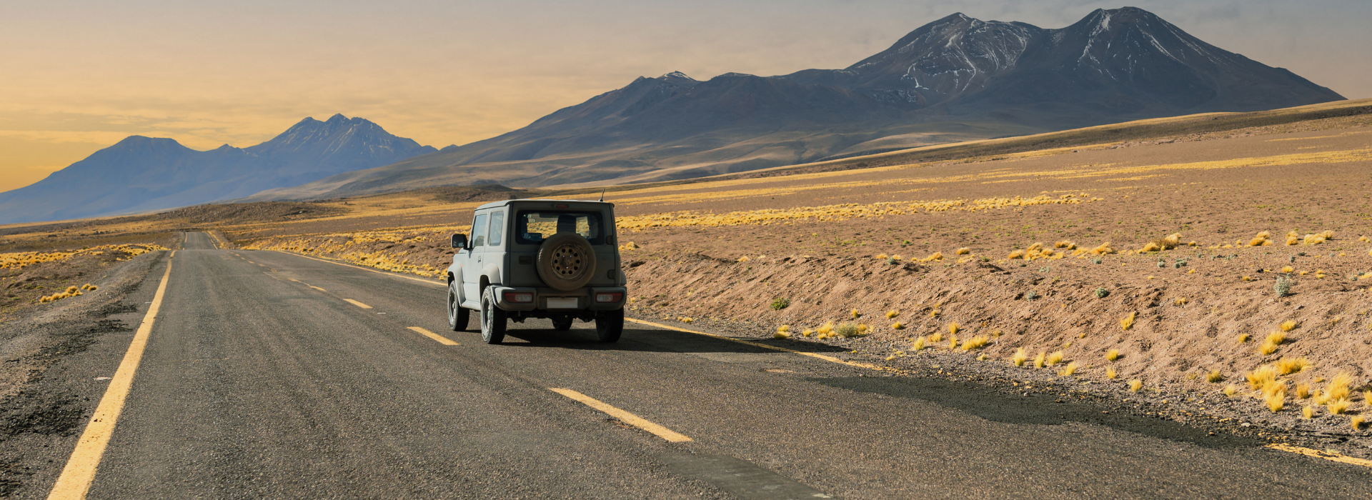 Automóvil de lujo en carretera